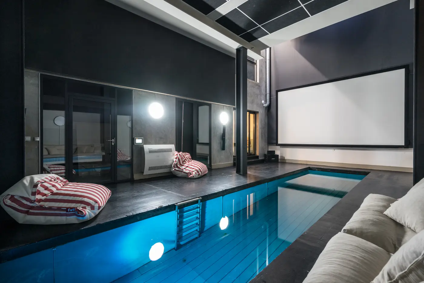 La Piscine – Studio, Aux portes de Paris